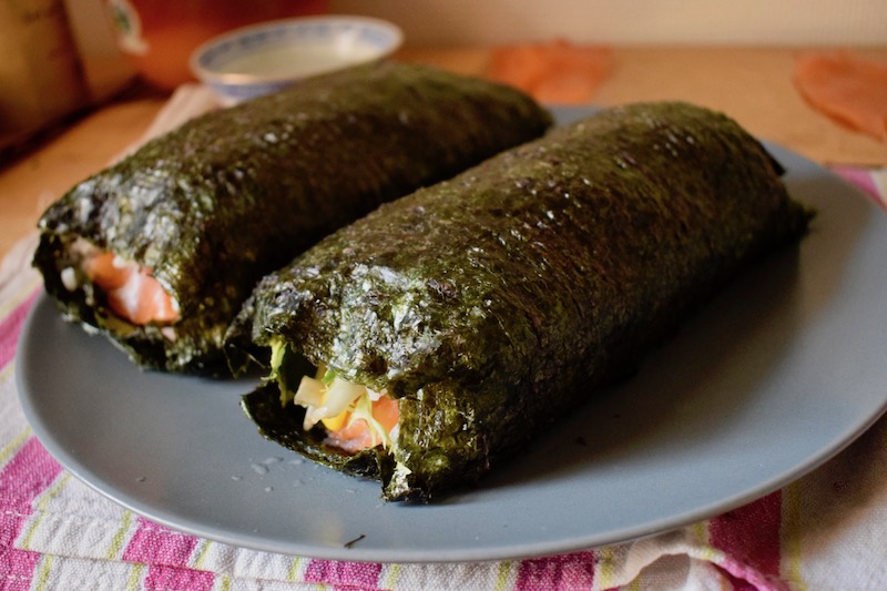 maki burrito, poivron , guacamole, maïs, saumon fumé