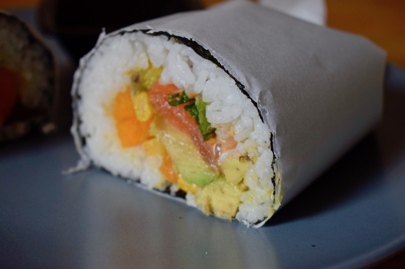 maki burrito, poivron , guacamole, maïs, saumon fumé