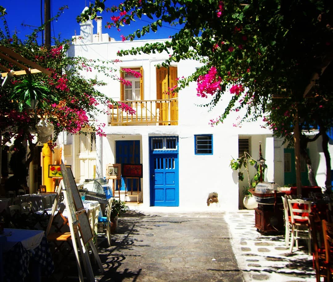 Mikonos, les Cyclades, murs à la chaux, bougainvilliers, porte bleue, pittoresque