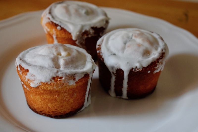 Cupcakes au chocolat blanc, avec glaçage au citron et menthe&nbsp;fraîche