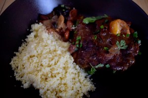 Tajine d’agneau aux pruneaux, fleur d’oranger et citrons confits maison