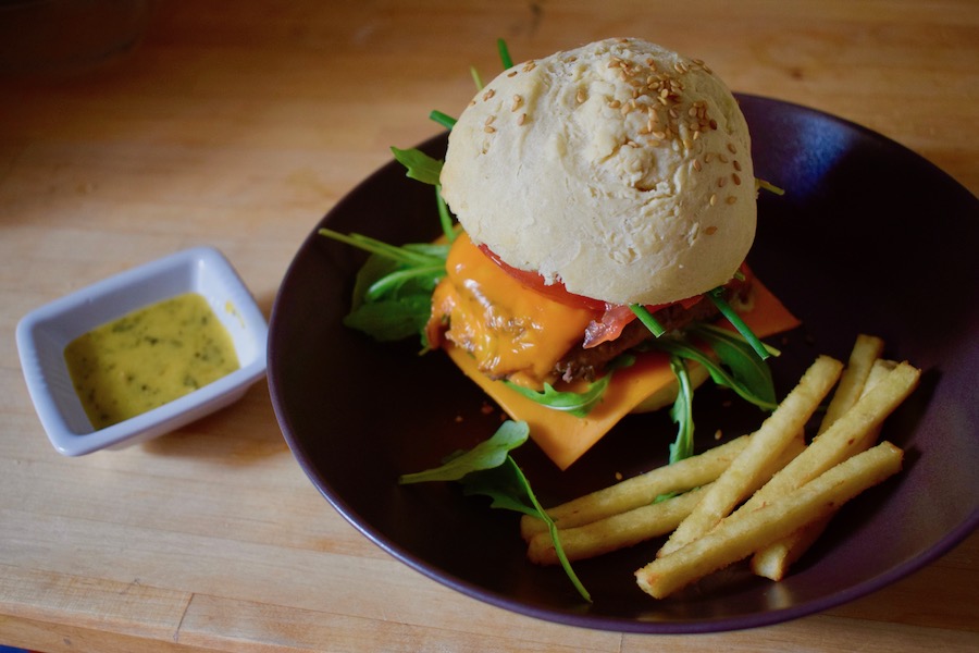 Burger basilic, roquette et mimolette (pain et sauce béarnaise&nbsp;maison)