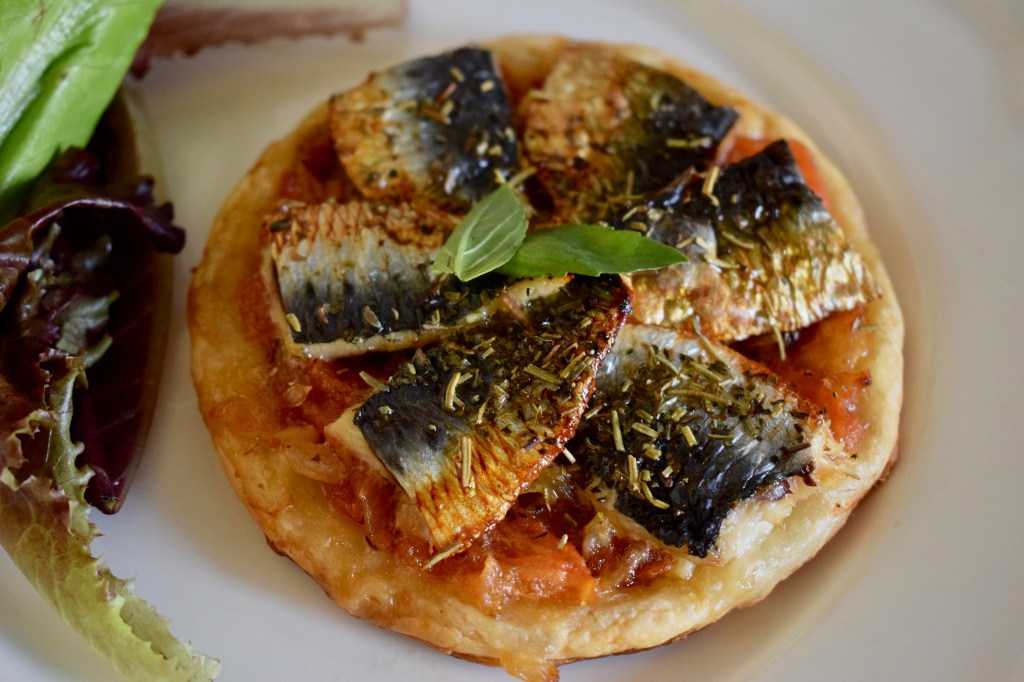 Tarte fine aux sardines, tomates et oignons confits  (fiche technique n°&nbsp;30]