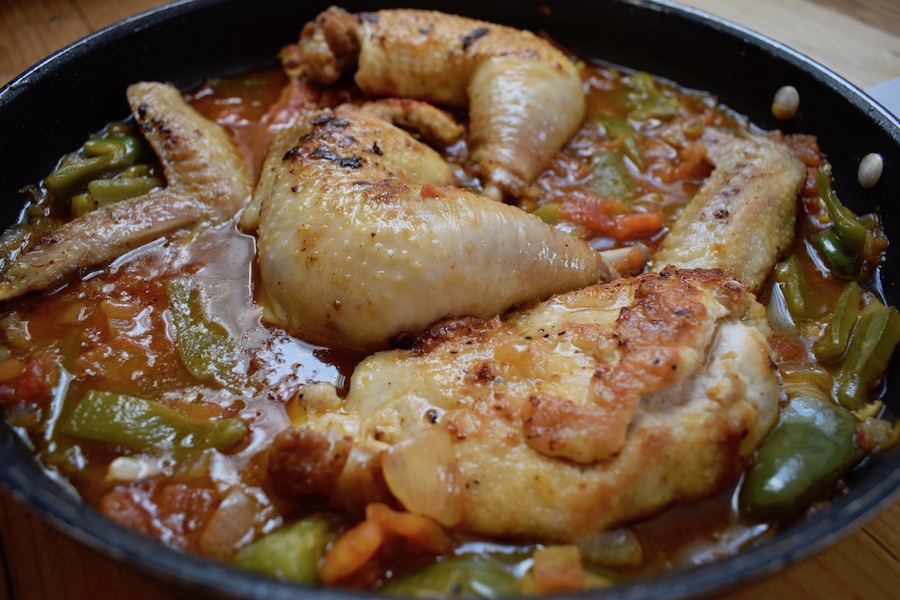 Poulet basquaise (FT 101) : découper un poulet à cru, faire un fond de volaille à brun et monder des&nbsp;légumes