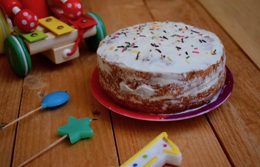 Gâteau express pour l&rsquo;anniversaire de bébé : Génoise à la pomme, nappage petits-suisses au&nbsp;citron