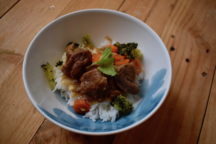 Porc au caramel, menthe et gingembre