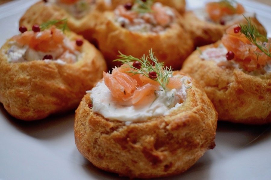 choux fourrés au saumon fumé, aneth & baies roses