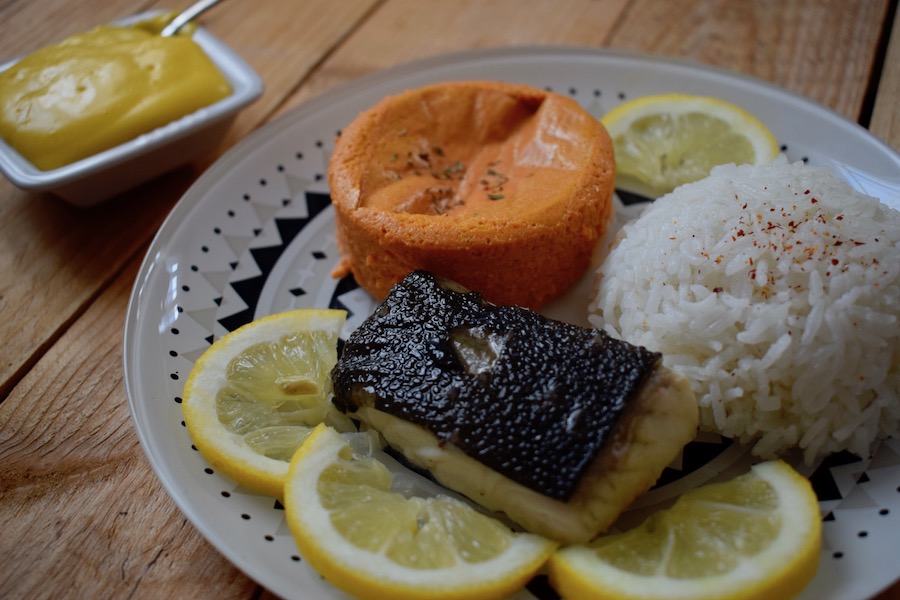 Découper un turbot et le pocher. Faire une sauce hollandaise et un flan de&nbsp;légumes.
