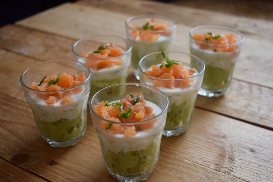 Verrines d’avocat aux baies roses, truite fumée & fromage blanc