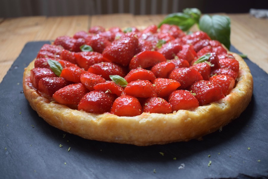 Tarte fine amandine aux fraises, au citron vert et au&nbsp;basilic