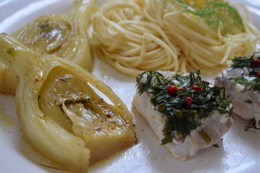 Fenouil confit aux épices & filets de lieu noir en&nbsp;papillote.