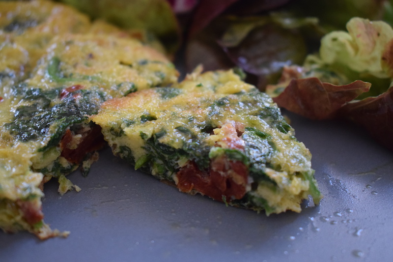 omelette aux épinards et aux tomates séchées