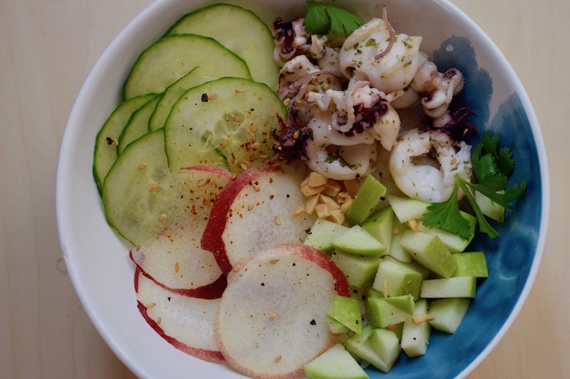 poke bowl au supions persillade,  pomme verte & nectarine