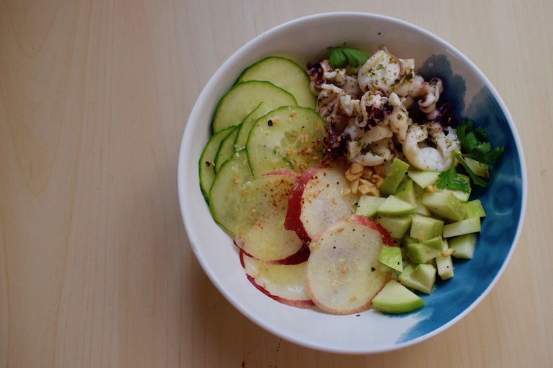 poke bowl au supions persillade, pomme verte & nectarine