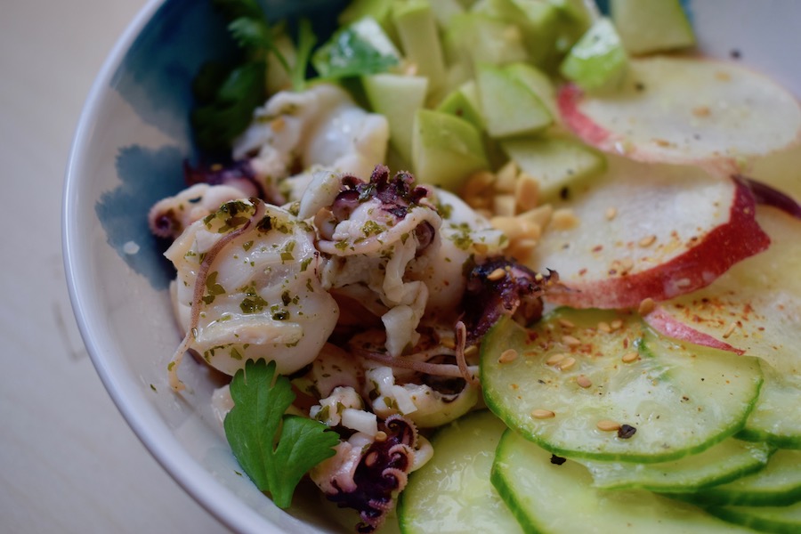 Mon poke bowl aux supions persillade,  pomme verte &&nbsp;nectarine.