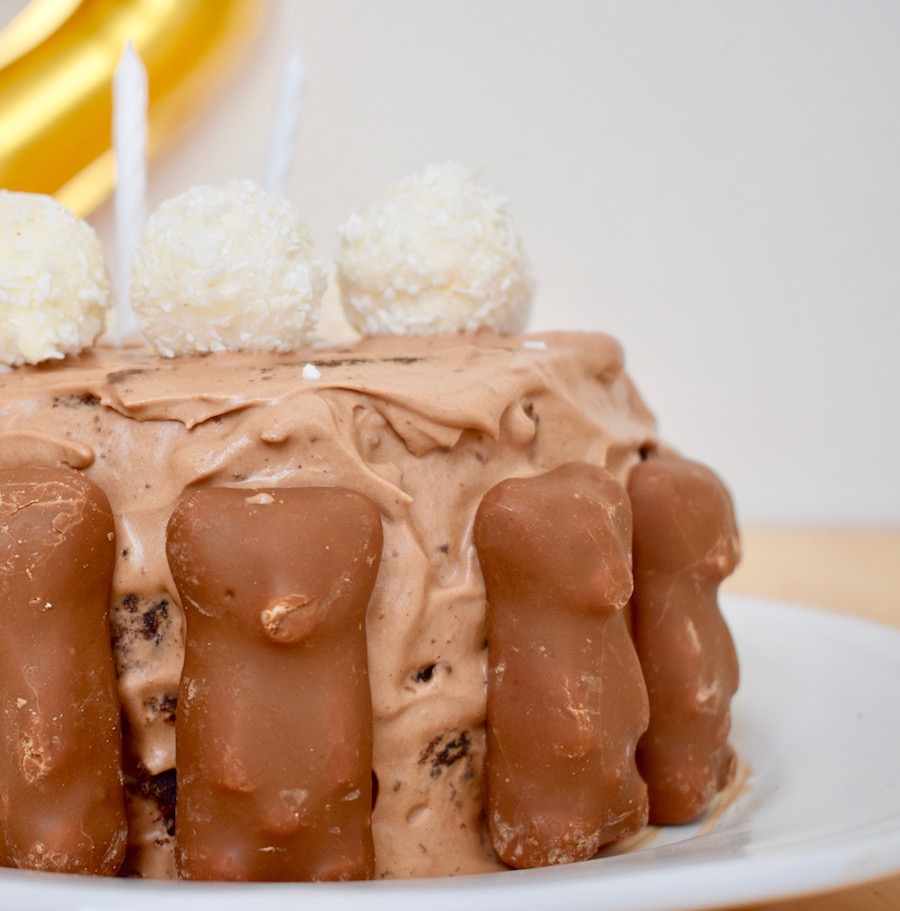 Layer cake au chocolat et ganache montée au chocolat au&nbsp;lait.