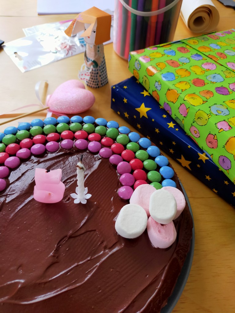 Gâteau arc-en-ciel : fondant choco-caramel, ganache tout chocolat

