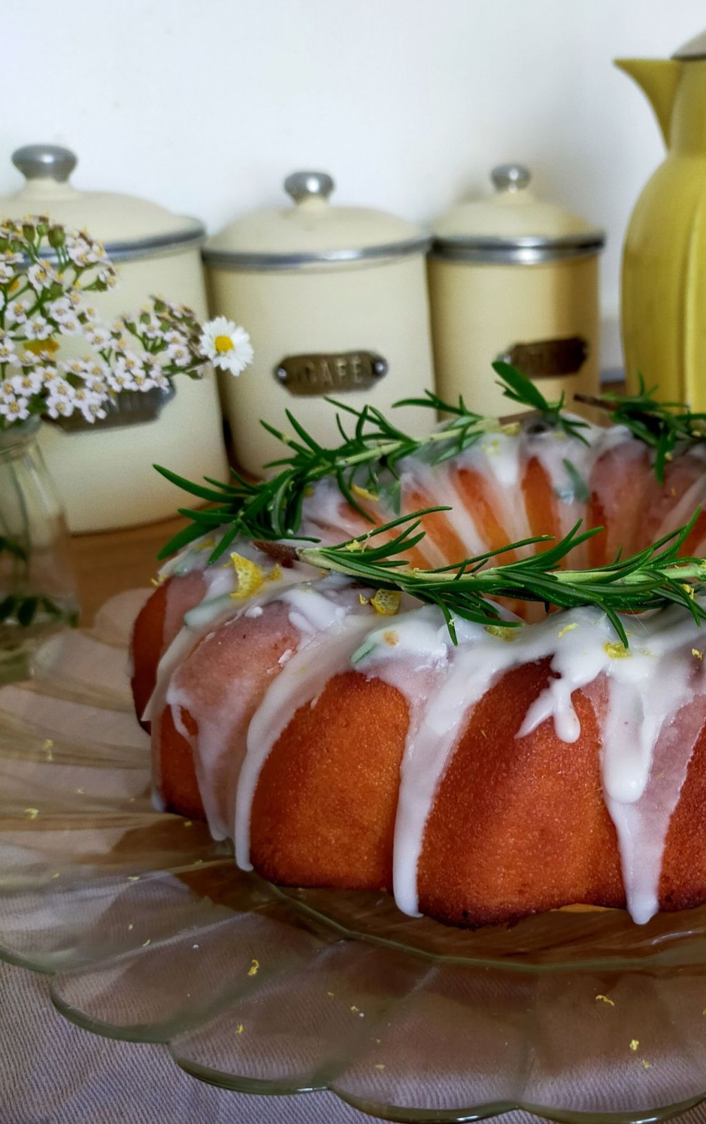 Gâteau à la fleur d&rsquo;oranger, glaçage au citron et&nbsp;romarin
